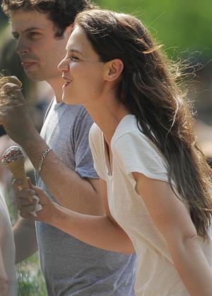 Katie Holmes Pictures Katie Holmes Films  Mania Days  in Washington Square Park (May 21, 2013)