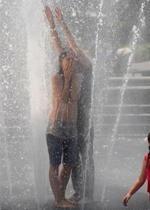 Katie Holmes Pictures Katie Holmes Films  Mania Days  in Washington Square Park (May 21, 2013)