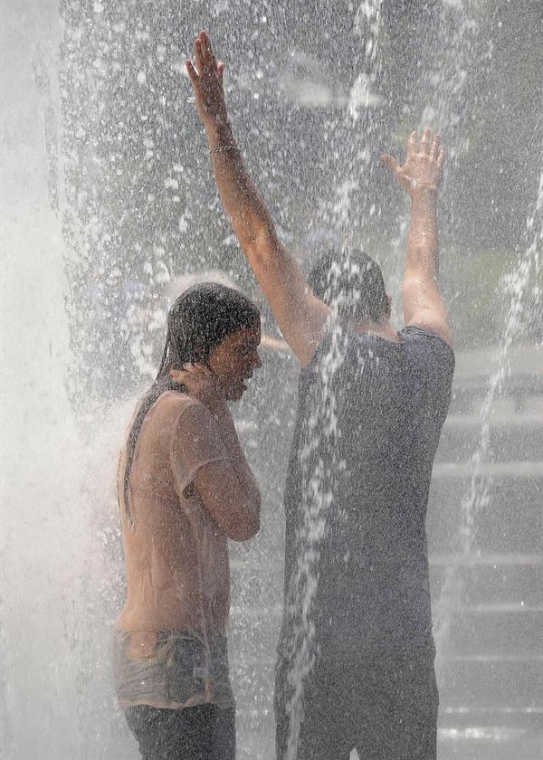 Katie Holmes Films  Mania Days  in Washington Square Park (May 21, 2013) 