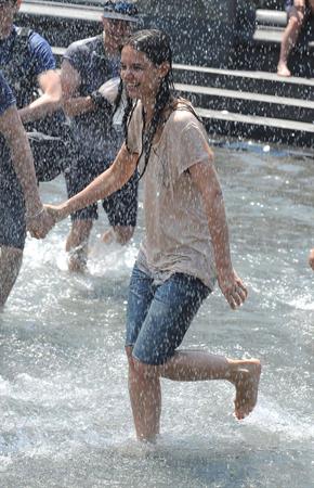Katie Holmes Pictures Katie Holmes Films  Mania Days  in Washington Square Park (May 21, 2013)