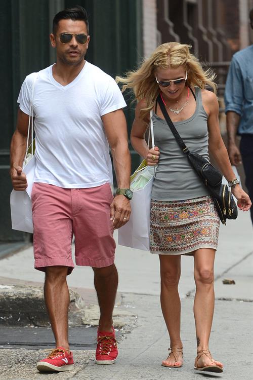 Kelly Ripa Pictures Kelly Ripa - Out in SoHo for some shopping - July 27, 2012