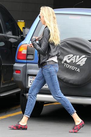 Kimberly Stewart Donating a trunk full of designer clothes at Wasteland in Los Angeles (November 15, 2012) 