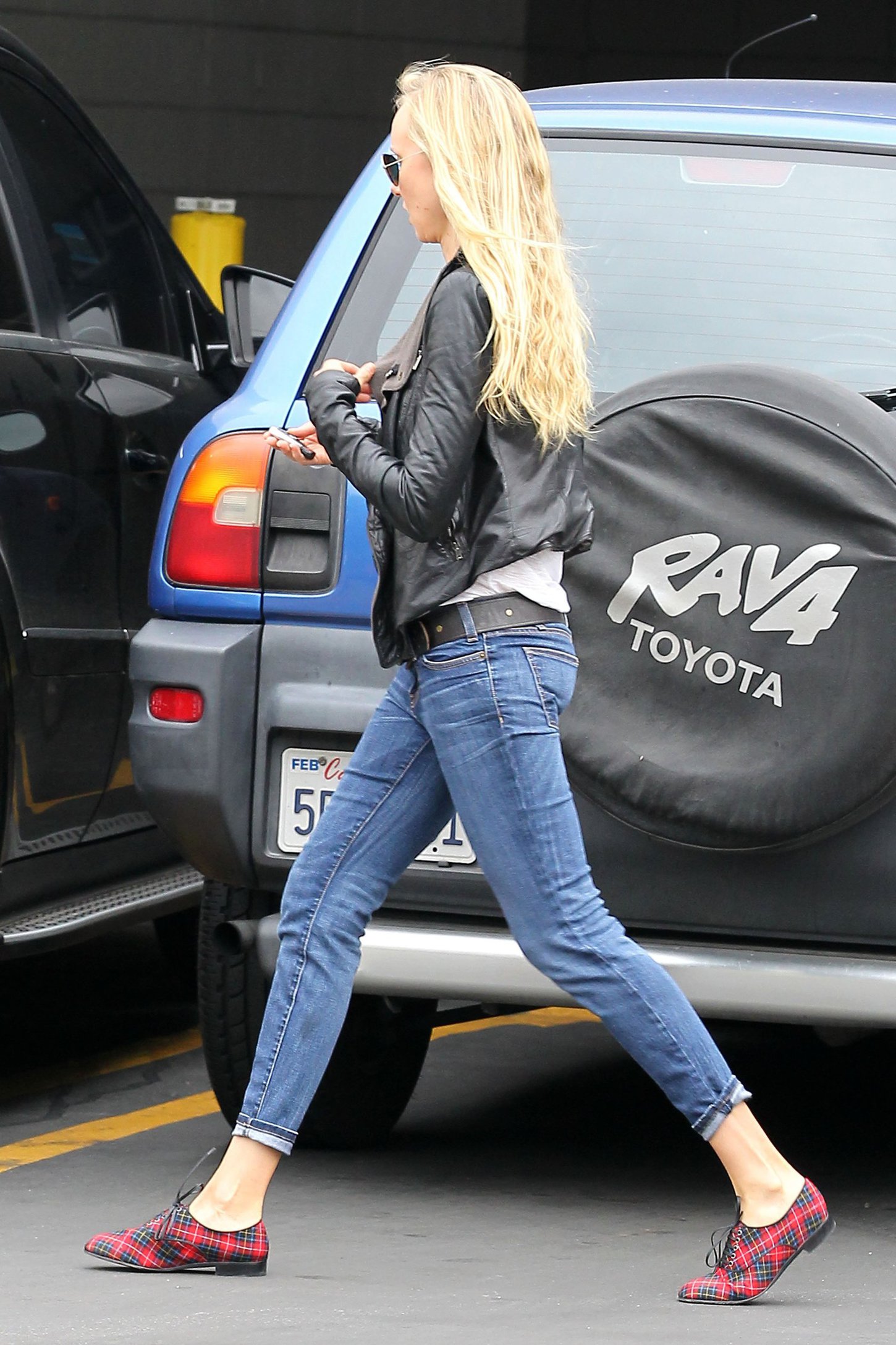 Kimberly Stewart Pictures Kimberly Stewart Donating a trunk full of designer clothes at Wasteland in Los Angeles (November 15, 2012)