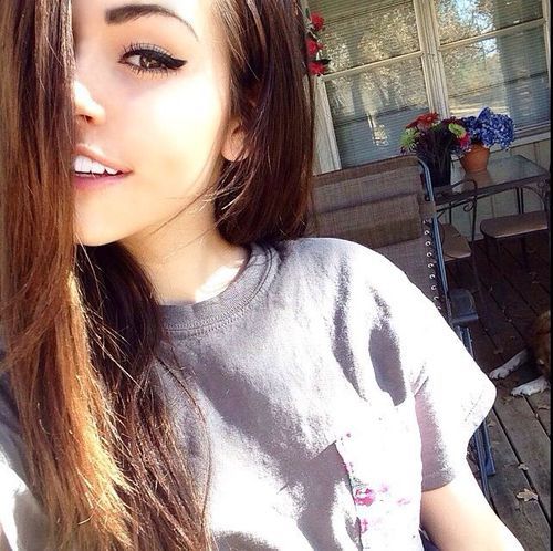 Madison Beer taking a selfie