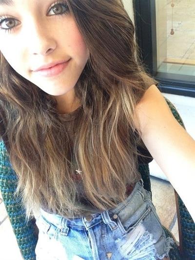 Madison Beer taking a selfie