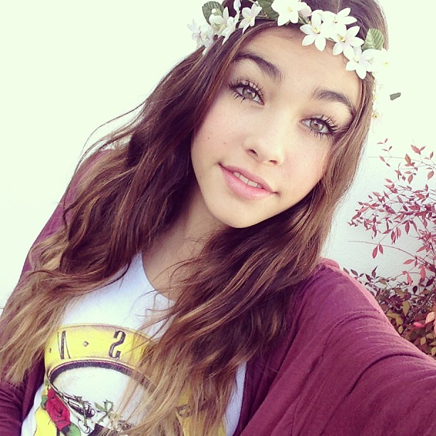 Madison Beer taking a selfie