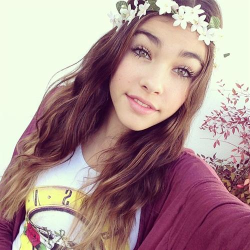 Madison Beer taking a selfie