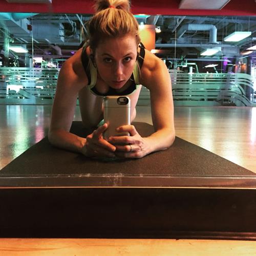 Iliza Shlesinger taking a selfie