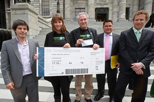 Lucy Lawless - $5,000 check for NZ PM John Key 11/18/09  