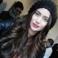 Arci Muñoz taking a selfie