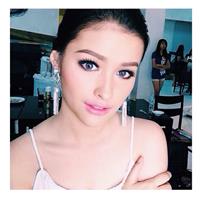 Liza Soberano taking a selfie