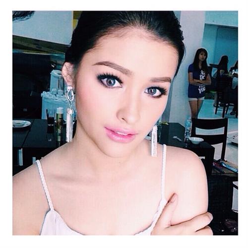 Liza Soberano taking a selfie