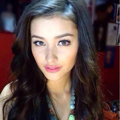 Liza Soberano taking a selfie
