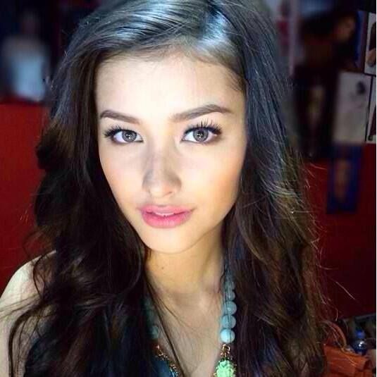 Liza Soberano taking a selfie