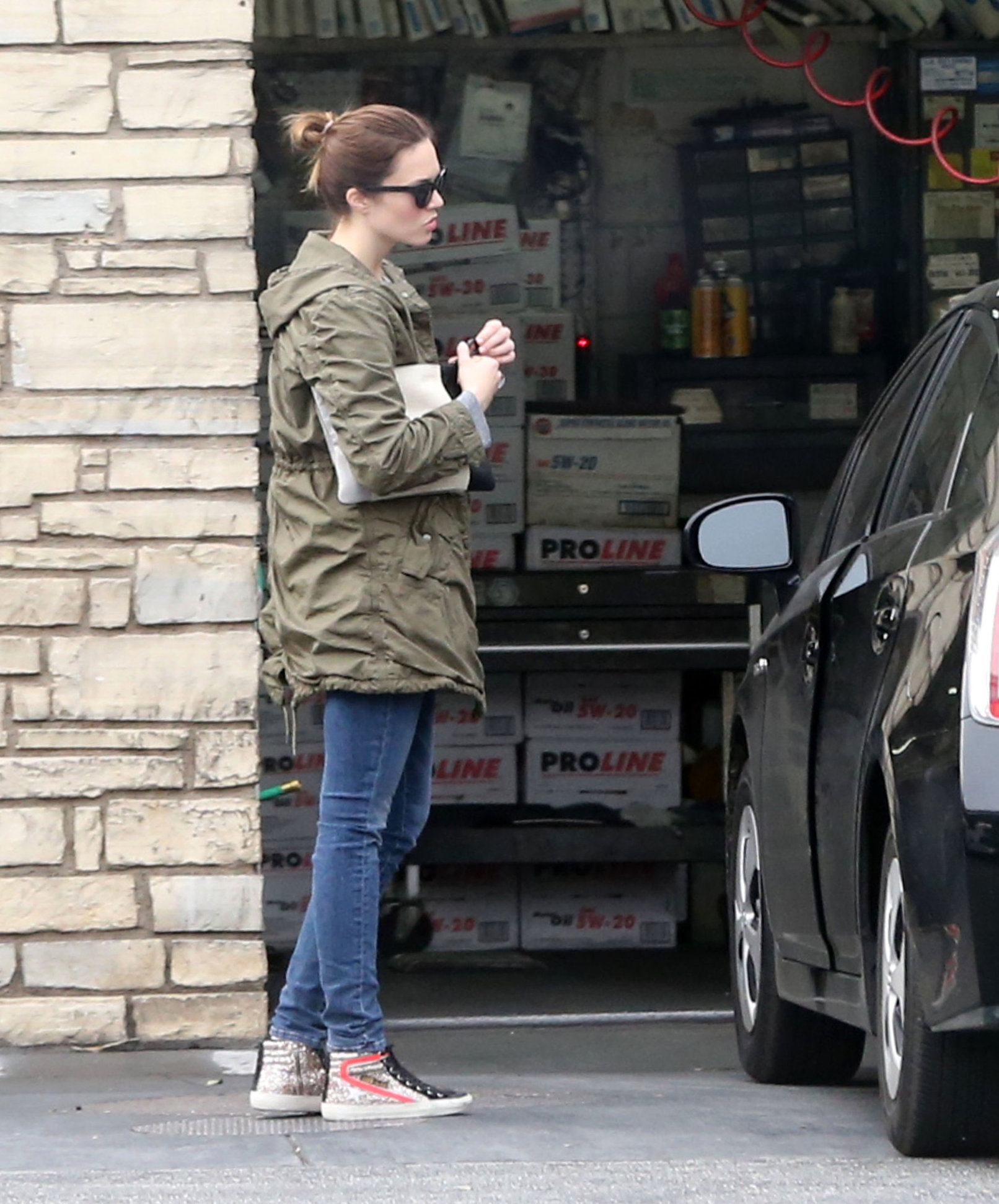 Mandy Moore - Stops at a star certified smog check station to pump up her tires in Los Feliz (02.02.2013) 