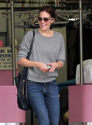 Mandy Moore - Stopping By A Dry Cleaners - August 25, 2012