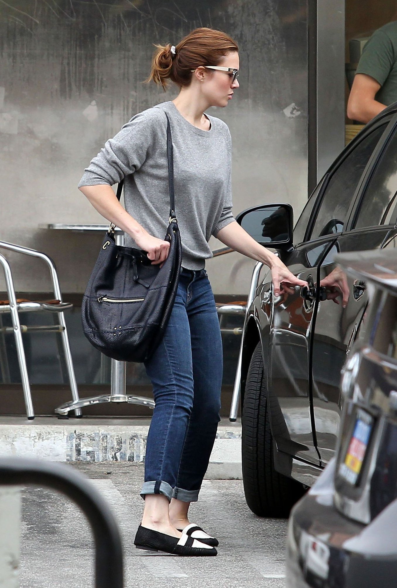 Mandy Moore - Stopping By A Dry Cleaners - August 25, 2012