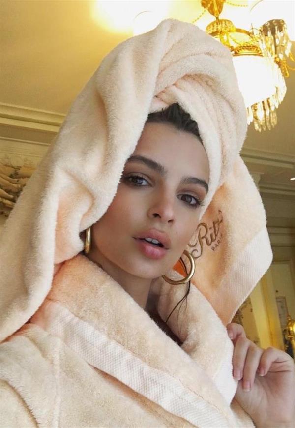 Emily Ratajkowski taking a selfie