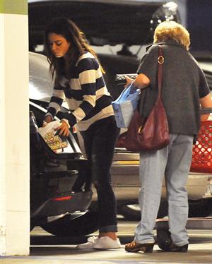 Mila Kunis - Caught with her mother and a shopping cart on a parking place in Los Angeles (04.02.2013) 