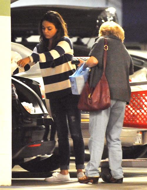 Mila Kunis Pictures Mila Kunis - Caught with her mother and a shopping cart on a parking place in Los Angeles (04.02.2013)