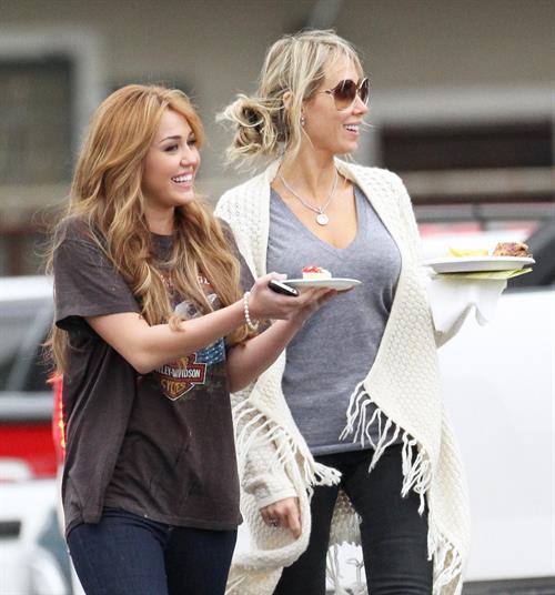 Miley Cyrus Pictures Miley Cyrus set of So Undercover in New Orleans 12/15/10 Gal Number : 2012110918280513c8-14