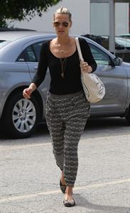 Molly Sims - Heads to the doctor's office for an appointment in West Hollywood (17.05.2013) 
