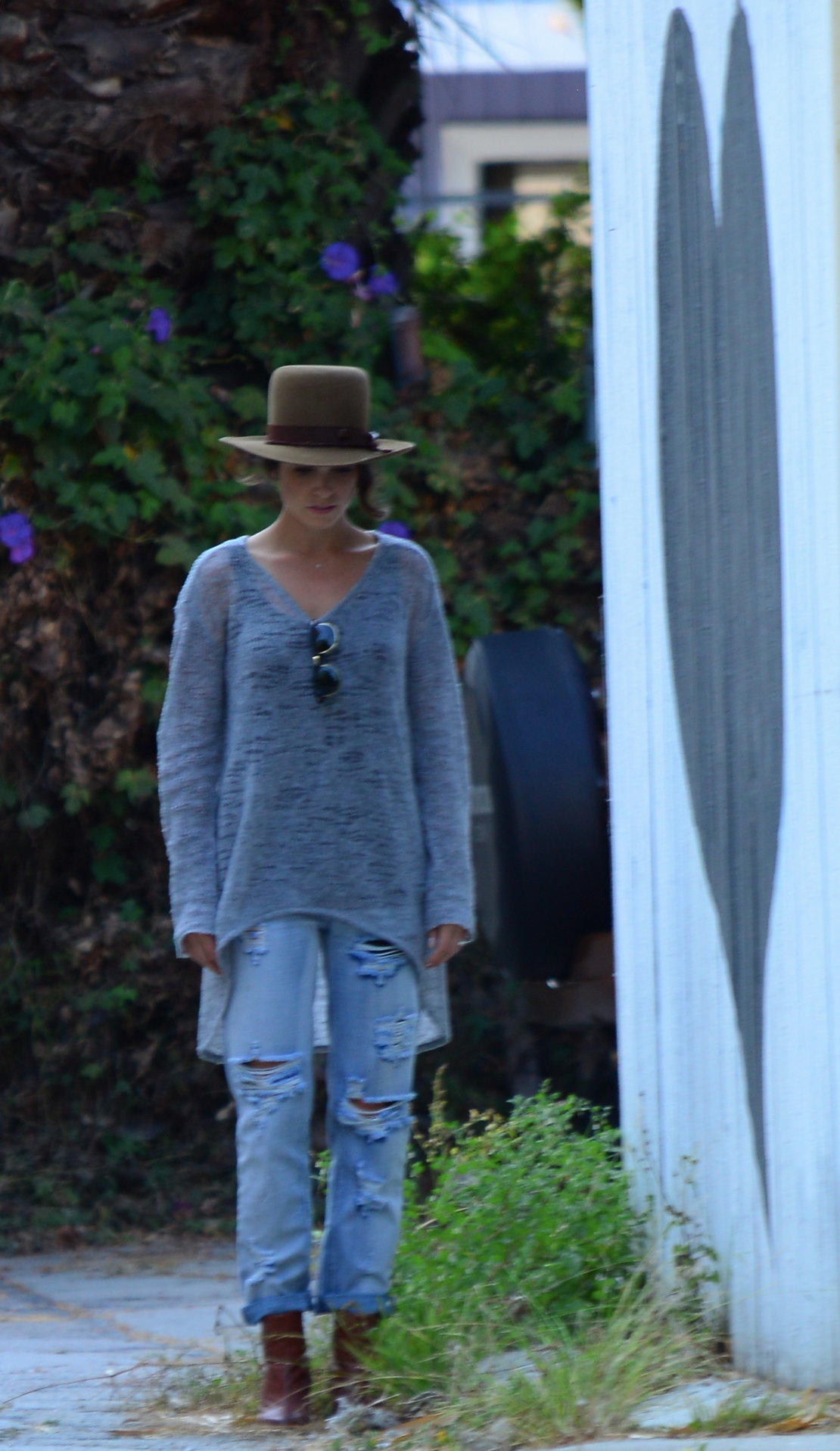 Nikki Reed spotted in ripped jeans in Venice (05.06.2013) 