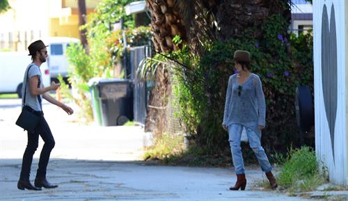 Nikki Reed spotted in ripped jeans in Venice (05.06.2013) 