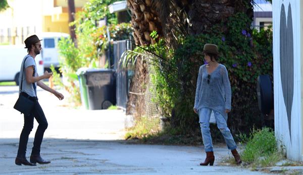 Nikki Reed spotted in ripped jeans in Venice (05.06.2013) 