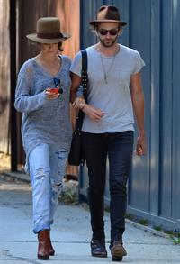 Nikki Reed spotted in ripped jeans in Venice (05.06.2013) 