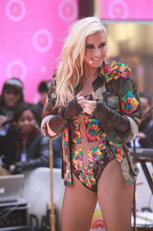 Kesha Performs on the Today Show in New York City (November 20, 2012) 