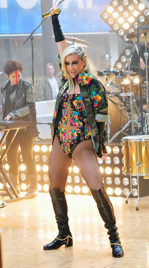 Kesha Performs on the Today Show in New York City (November 20, 2012) 