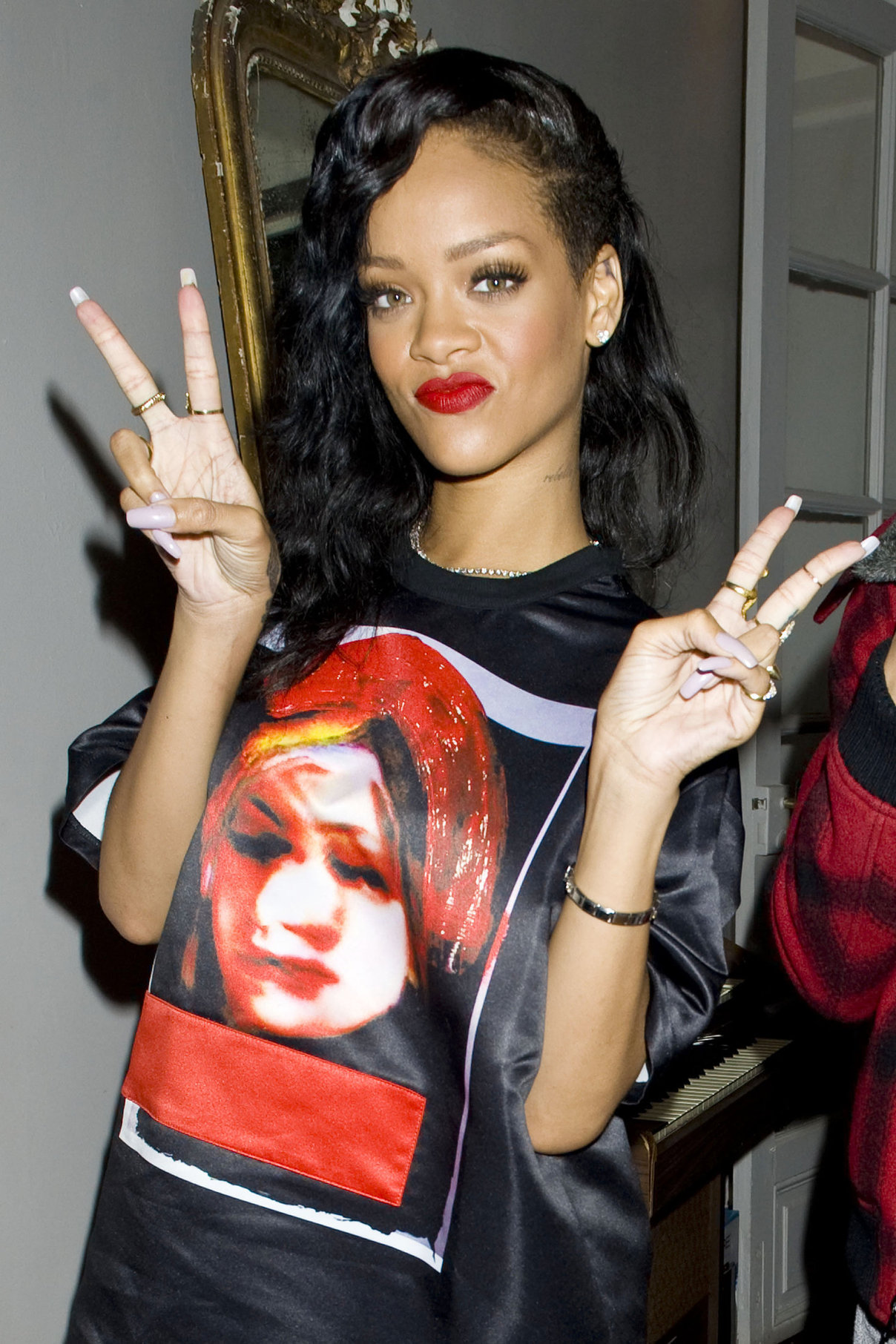 Rihanna backstage/performing during 777 Tour in Paris 11/17/12 