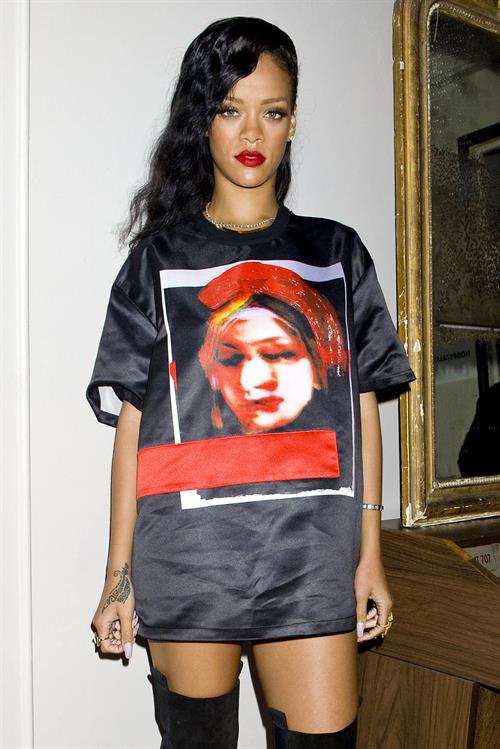 Rihanna backstage/performing during 777 Tour in Paris 11/17/12 