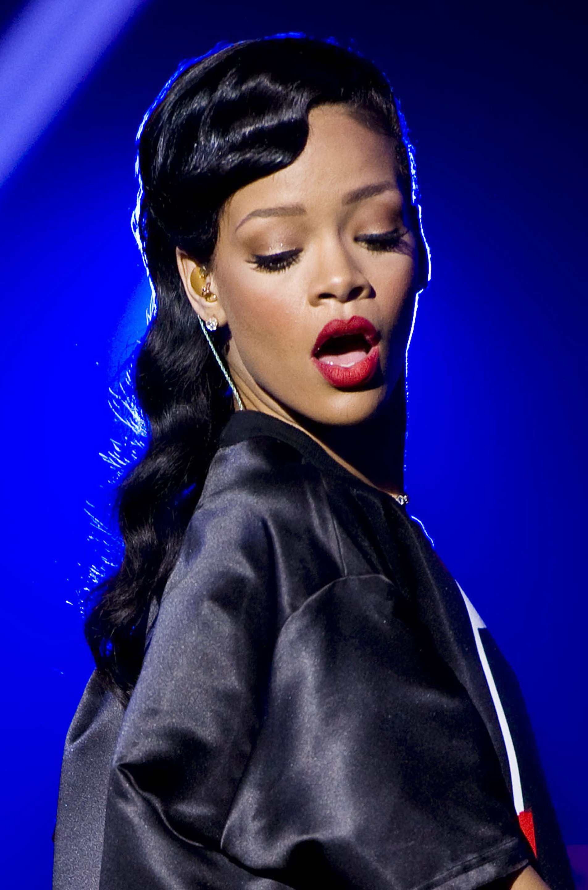 Rihanna backstage/performing during 777 Tour in Paris 11/17/12 