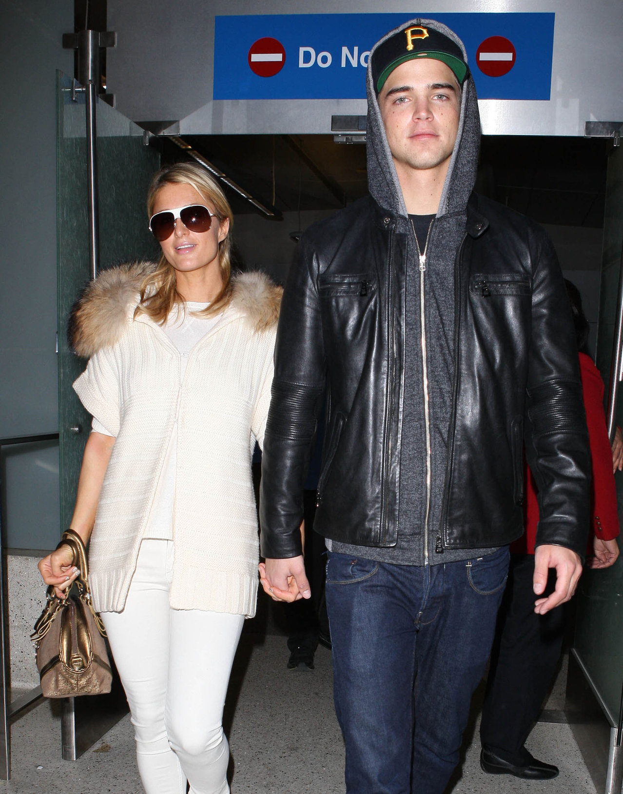 Paris Hilton arrives at Los Angeles International Airport (02.02.2013) 