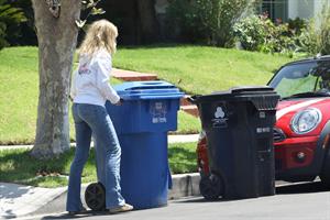 Rachel McAdams throws out the trash in Beverly Hills August 3, 2012