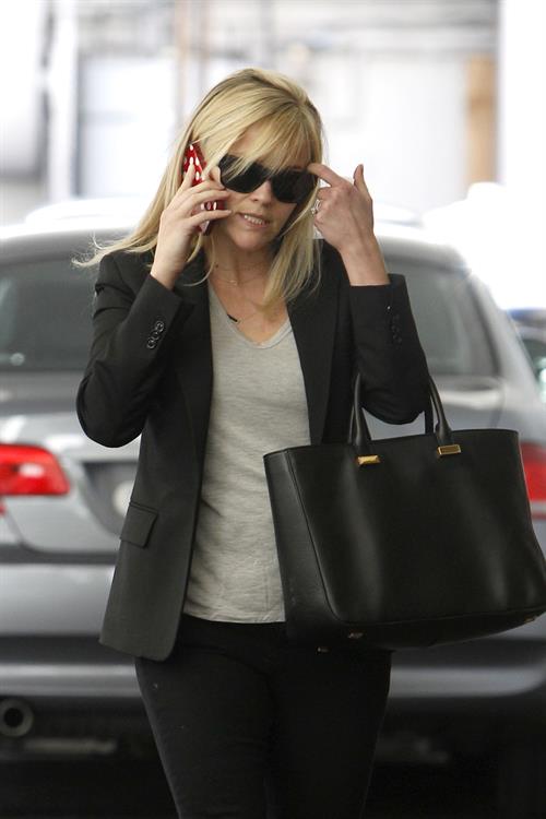 Reese Witherspoon - On the phone in Los Angeles (11.02.2013) 