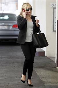 Reese Witherspoon - On the phone in Los Angeles (11.02.2013) 