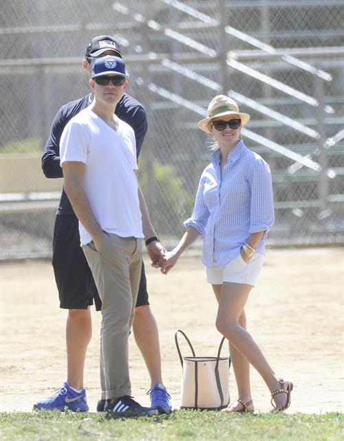 Reese Witherspoon Plays football with husband in Los Angeles (May 11, 2013) 