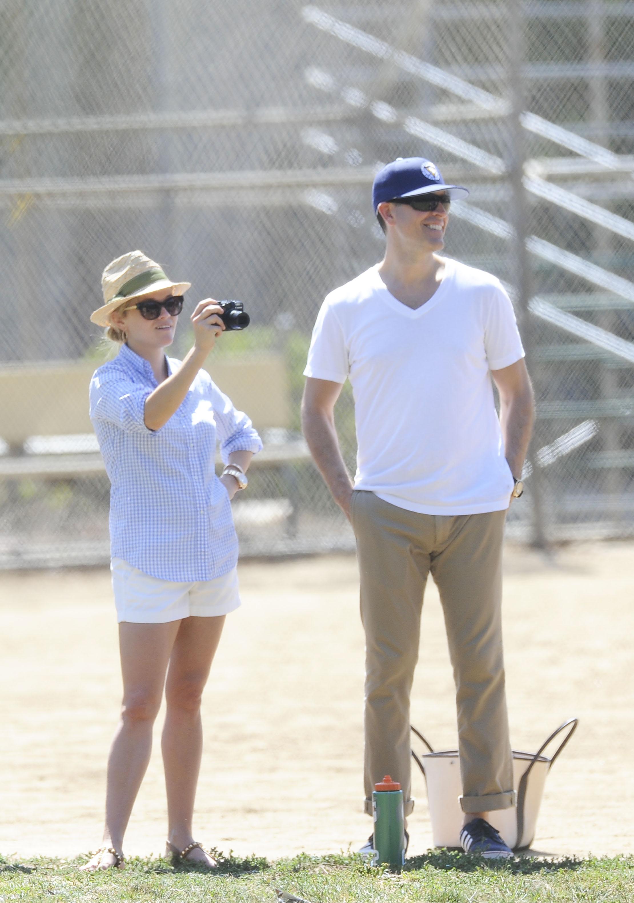 Reese Witherspoon Pictures Reese Witherspoon Plays football with husband in Los Angeles (May 11, 2013)