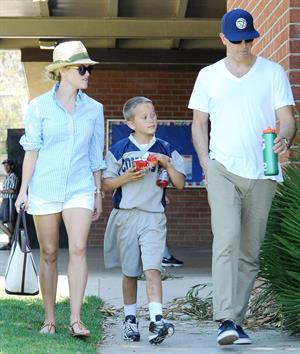 Reese Witherspoon Plays football with husband in Los Angeles (May 11, 2013) 