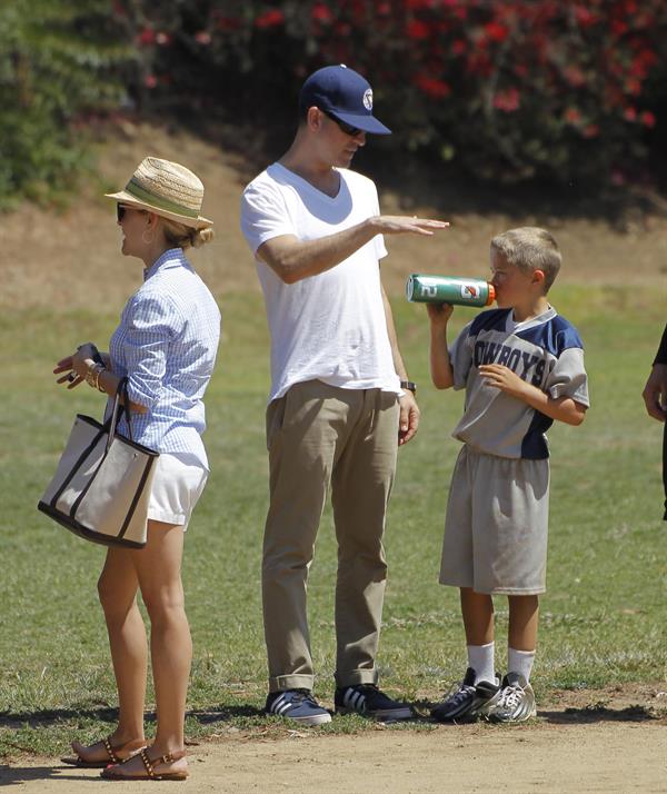 Reese Witherspoon Plays football with husband in Los Angeles (May 11, 2013) 
