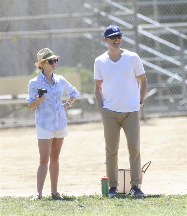 Reese Witherspoon Plays football with husband in Los Angeles (May 11, 2013) 