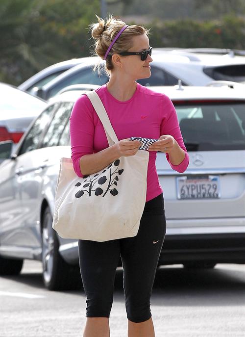 Reese Witherspoon on her way to the gym in Brentwood on May 30, 2013
