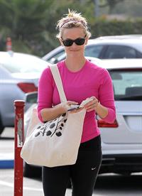 Reese Witherspoon on her way to the gym in Brentwood on May 30, 2013