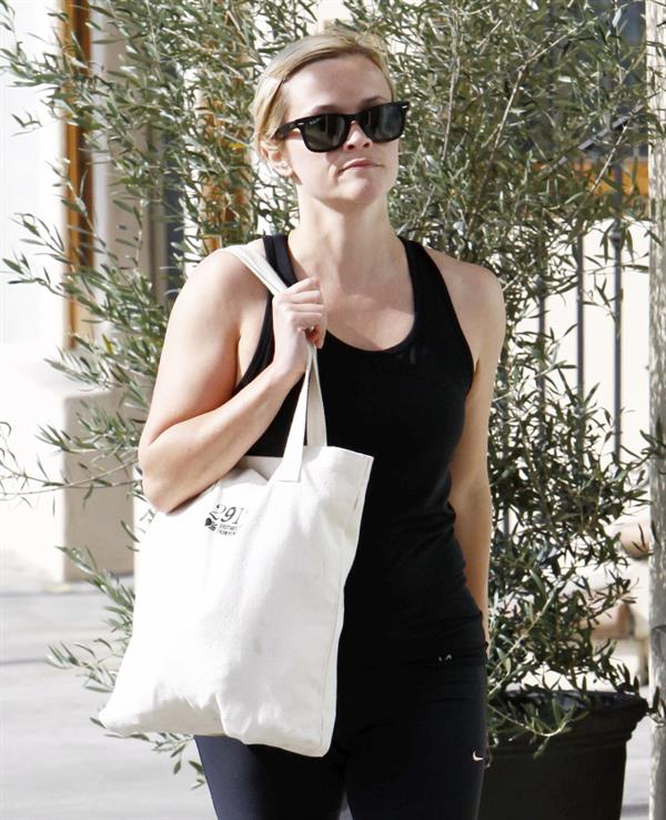 Reese Witherspoon - Heads to Kinetic Cycling for workout in Brentwood (21.06.2013) 