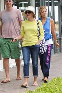 Reese Witherspoon - Out and about in Malibu (05.07.2013)  