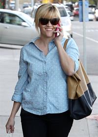 Reese Witherspoon Chats on the telephone in Los Angeles (November 20, 2012) 