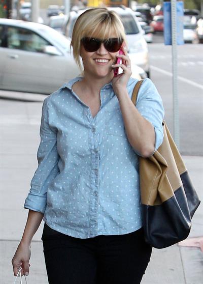 Reese Witherspoon Chats on the telephone in Los Angeles (November 20, 2012) 